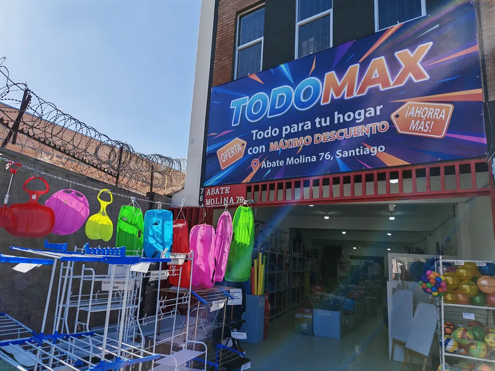 Fachada de tienda TODOMAX.CL en Abate Molina 76, Santiago, Chile